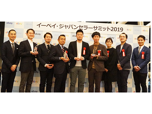 受賞店舗の集合写真。（写真左から）イーベイ・ジャパンの佐藤丈彦社長、シュッピンの小野新平氏、ＦＴＦの片桐智之氏、ＦＴＦの武井進一ＣＥＯ、ディファクトスタンダードの間谷力氏、ティンパンアレイの桜庭邦洋氏、ティンパンアレイの有竹紀代美氏、ティンパンアレイの細川陽介氏、シュッピンの黄添昇氏